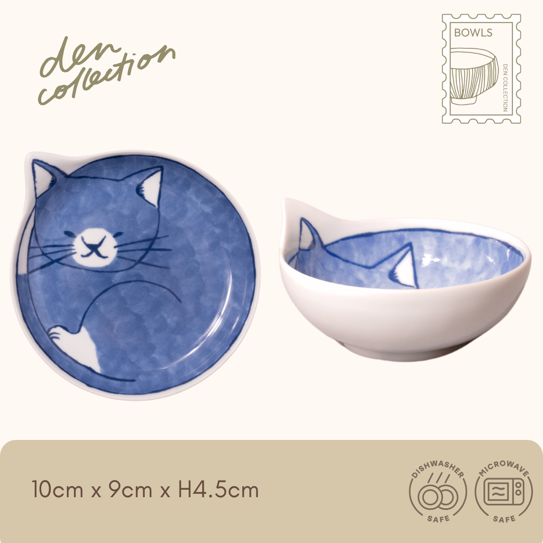 Hasami ware Cozy Neco Bowl – “Kotetsu” design featuring a navy blue curled cat with a charming expression. Ideal for small portions of salad, pickles, or dessert. / 波佐見焼「Cozy Neco 小鉢(コテツ)」は、深い藍色の猫が描かれたデザイン。小盛りのサラダやお新香、甘味にぴったりの可愛らしい器。